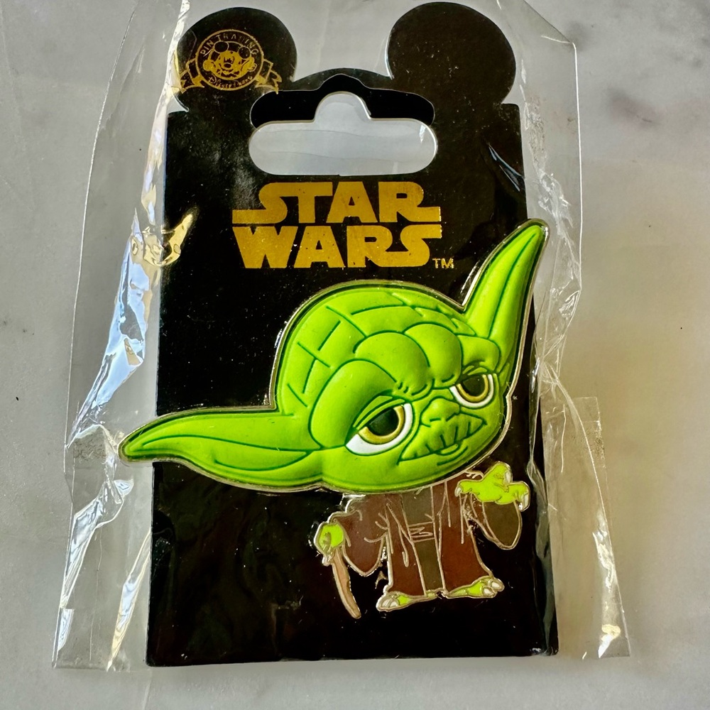 Disney Star Wars large Yoda 3D trading pin